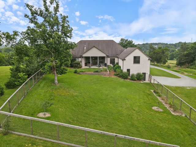 1135D Center Point Rd, Hendersonville, TN 37075