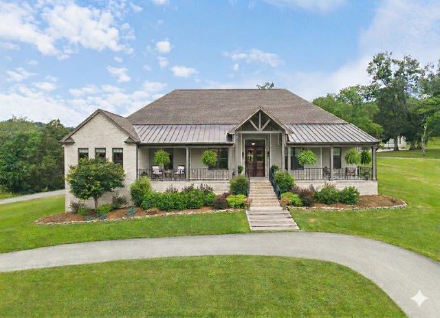 1135D Center Point Rd, Hendersonville, TN 37075