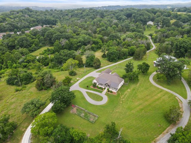 1135D Center Point Rd, Hendersonville, TN 37075