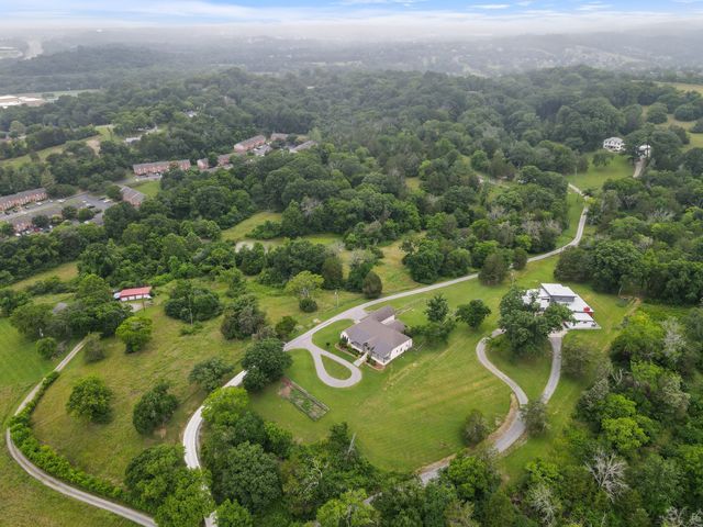 1135D Center Point Rd, Hendersonville, TN 37075