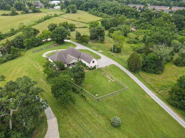 1135D Center Point Rd, Hendersonville, TN 37075