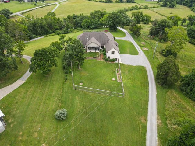 1135D Center Point Rd, Hendersonville, TN 37075