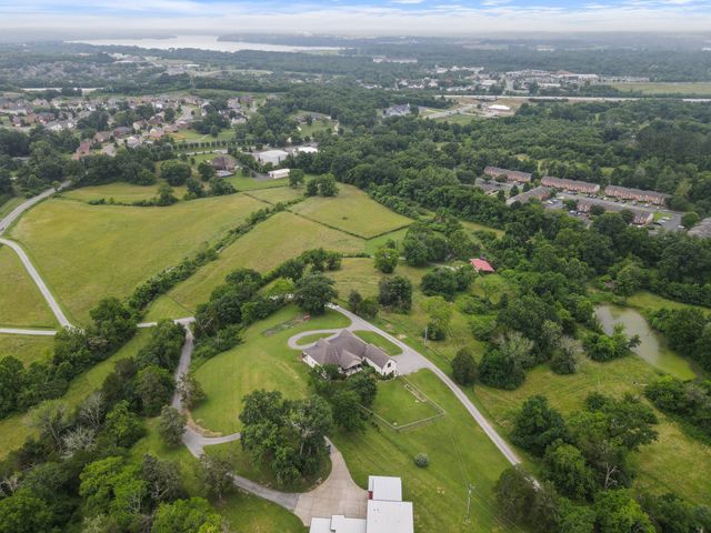 1135D Center Point Rd, Hendersonville, TN 37075