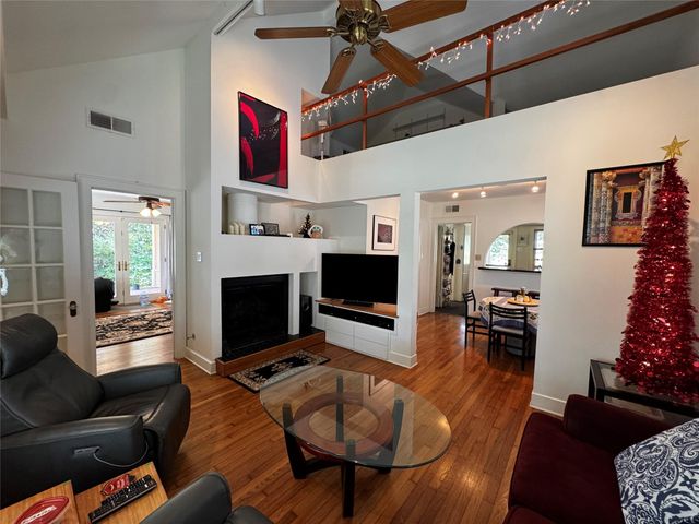2002 East Side DR, Austin, TX 78704