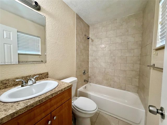 911 NW 22nd Pl 0, Miami, FL 33125