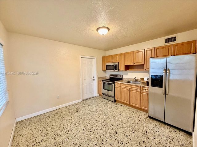 911 NW 22nd Pl 0, Miami, FL 33125