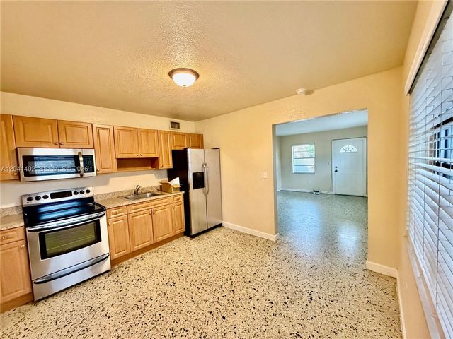 911 NW 22nd Pl 0, Miami, FL 33125