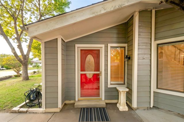 513 Hunters Glen Street, Lewisville, TX 75067
