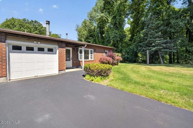 2B Deer Creek, Clifton Park, NY 12065