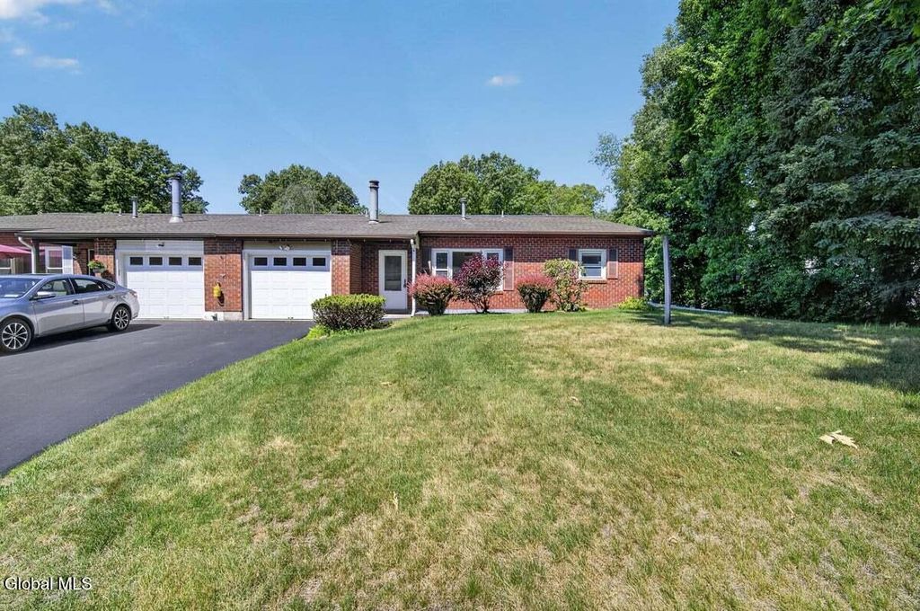 2B Deer Creek, Clifton Park, NY 12065