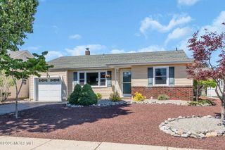 10 Sheridan Road, Toms River, NJ 08757