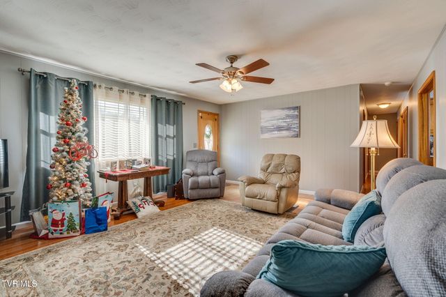 186 Ridgewood Drive, Fort Blackmore, VA 24250