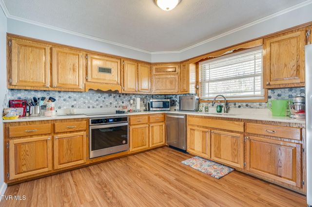 186 Ridgewood Drive, Fort Blackmore, VA 24250