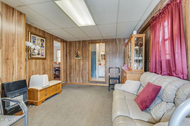 186 Ridgewood Drive, Fort Blackmore, VA 24250