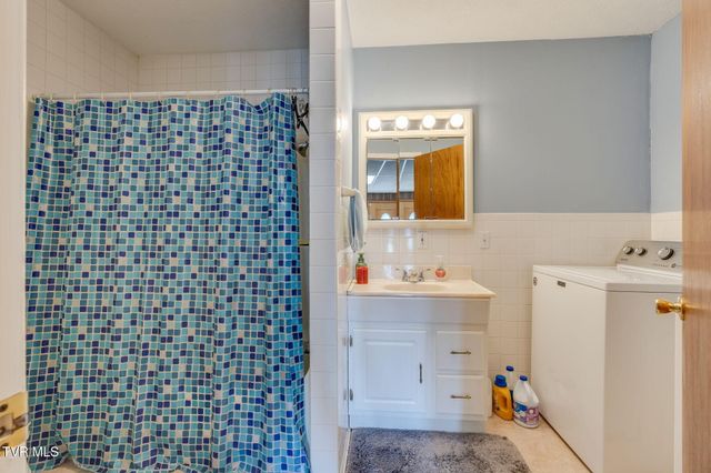 186 Ridgewood Drive, Fort Blackmore, VA 24250