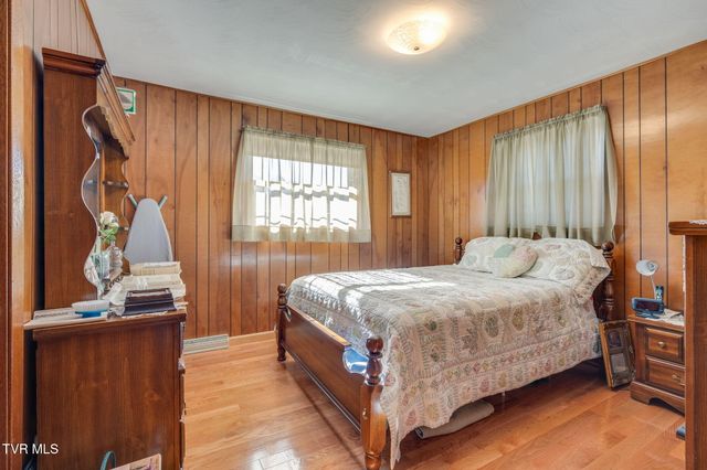 186 Ridgewood Drive, Fort Blackmore, VA 24250