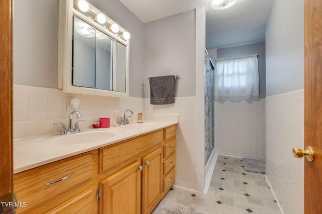 186 Ridgewood Drive, Fort Blackmore, VA 24250