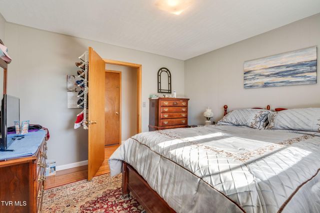 186 Ridgewood Drive, Fort Blackmore, VA 24250