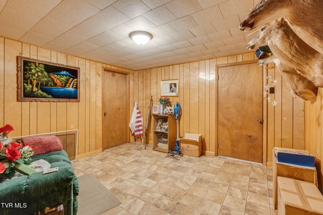 186 Ridgewood Drive, Fort Blackmore, VA 24250