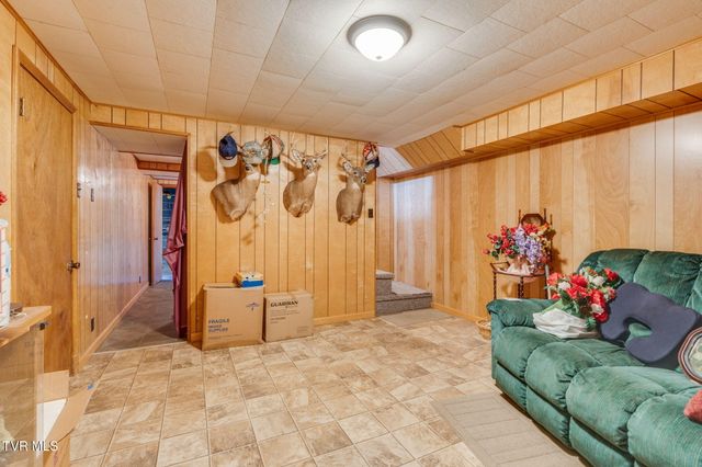 186 Ridgewood Drive, Fort Blackmore, VA 24250