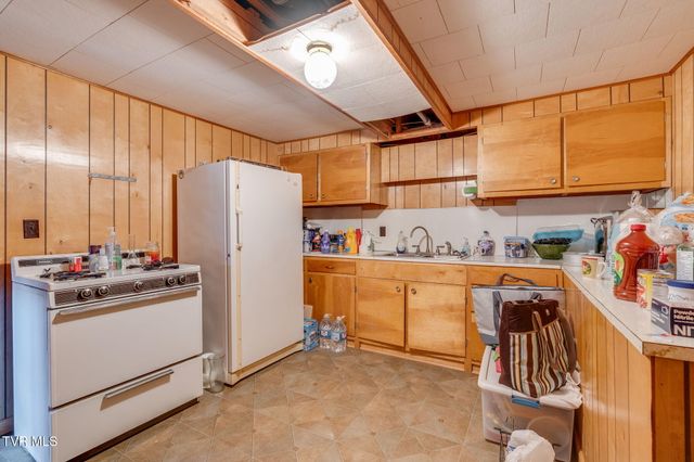 186 Ridgewood Drive, Fort Blackmore, VA 24250