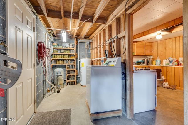 186 Ridgewood Drive, Fort Blackmore, VA 24250