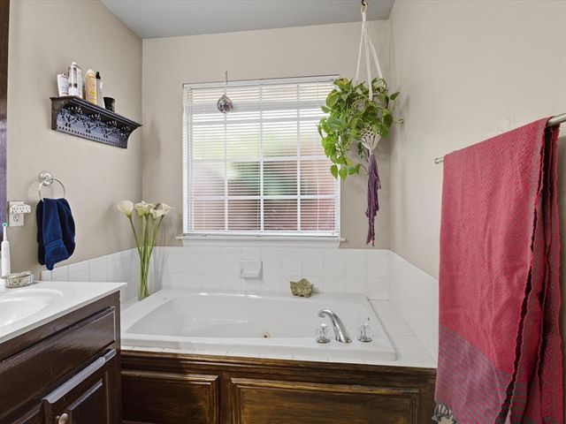 12516 SW 11th Street, Yukon, OK 73099