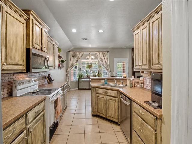 12516 SW 11th Street, Yukon, OK 73099