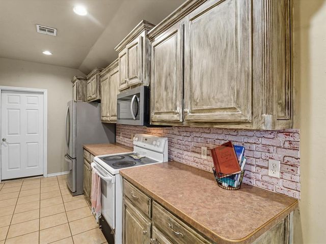 12516 SW 11th Street, Yukon, OK 73099