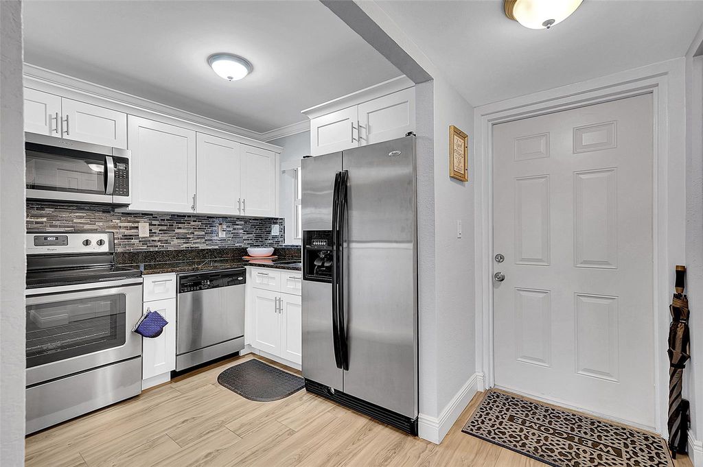 9370 Sunrise Lakes Blvd 207, Sunrise, FL 33322