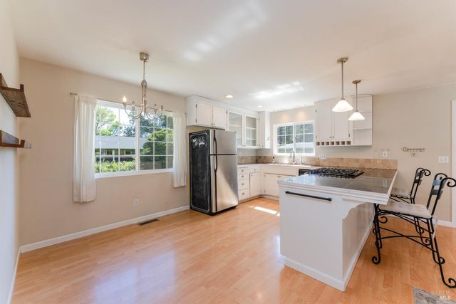 80 Whitmore Ln, Ukiah, CA 95482