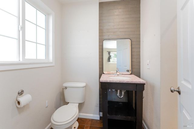 80 Whitmore Ln, Ukiah, CA 95482