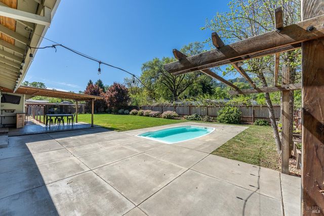 80 Whitmore Ln, Ukiah, CA 95482