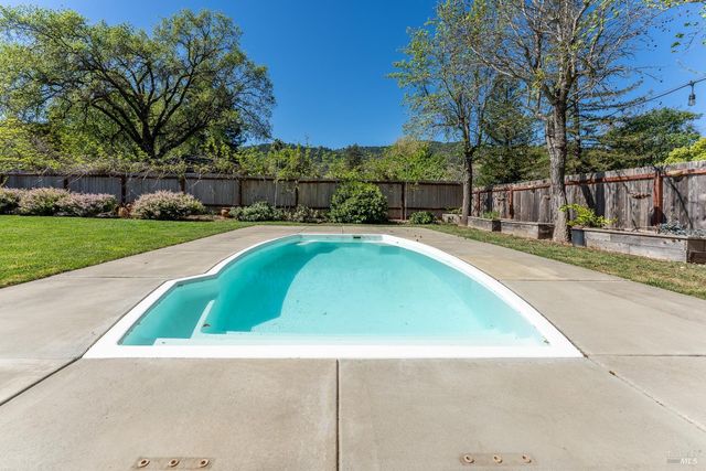 80 Whitmore Ln, Ukiah, CA 95482