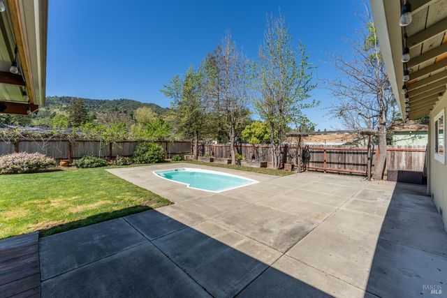 80 Whitmore Ln, Ukiah, CA 95482