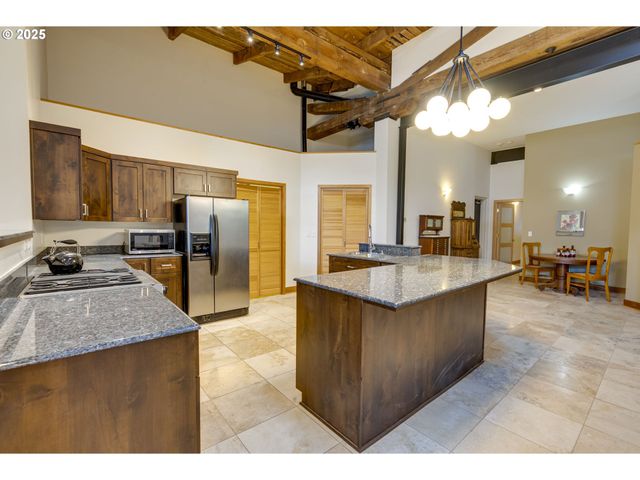 2777 Nw SAVIER St, Portland, OR 97210