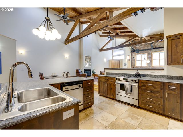 2777 Nw SAVIER St, Portland, OR 97210