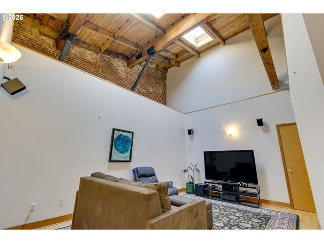 2777 Nw SAVIER St, Portland, OR 97210