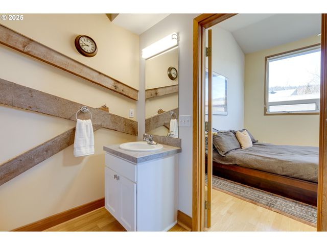 2777 Nw SAVIER St, Portland, OR 97210