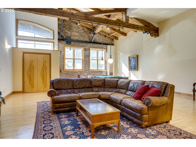 2777 Nw SAVIER St, Portland, OR 97210