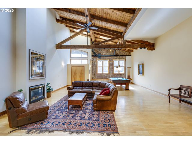 2777 Nw SAVIER St, Portland, OR 97210