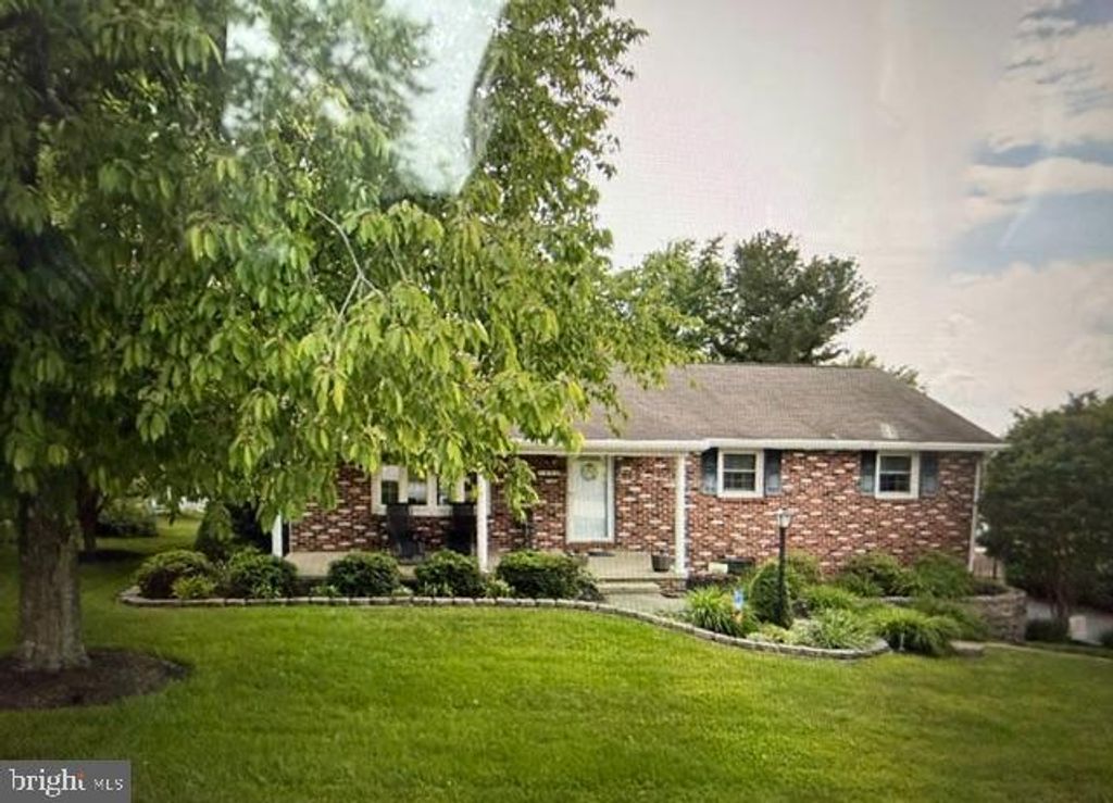Image 1 of property listing at 150 MAYLYN AVE, Dallastown, PA 17313