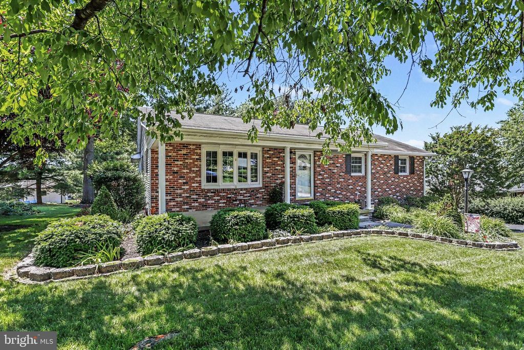 Image 3 of property listing at 150 MAYLYN AVE, Dallastown, PA 17313