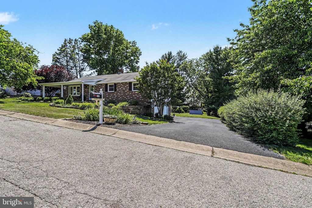 Image 4 of property listing at 150 MAYLYN AVE, Dallastown, PA 17313