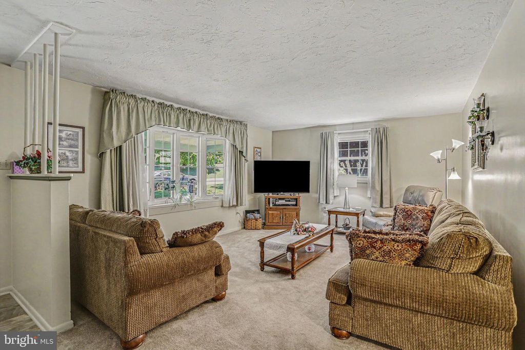 Image 5 of property listing at 150 MAYLYN AVE, Dallastown, PA 17313