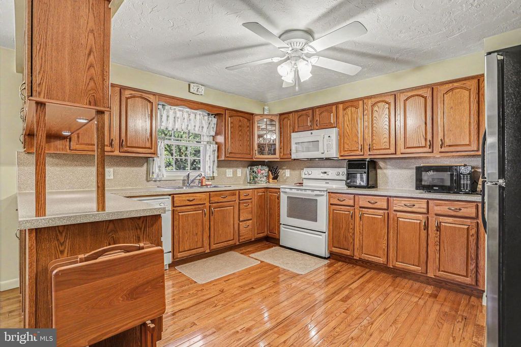 Image 8 of property listing at 150 MAYLYN AVE, Dallastown, PA 17313