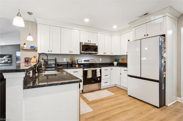 5 Rexford DR, Newport News, VA 23608