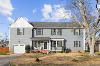 5 Rexford DR, Newport News, VA 23608