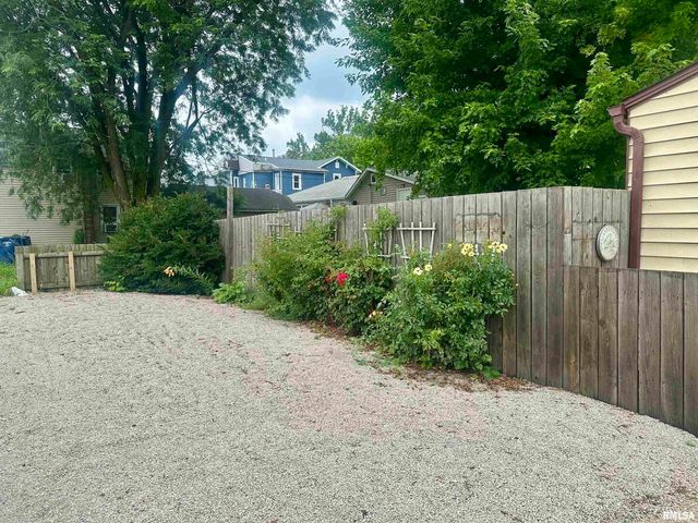 1723 PERSHING Boulevard, Clinton, IA 52732