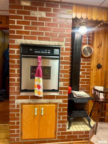 1723 PERSHING Boulevard, Clinton, IA 52732